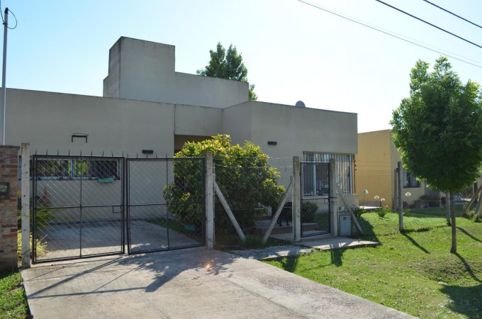 Casa en venta cuatro ambientes con piscina Escobar