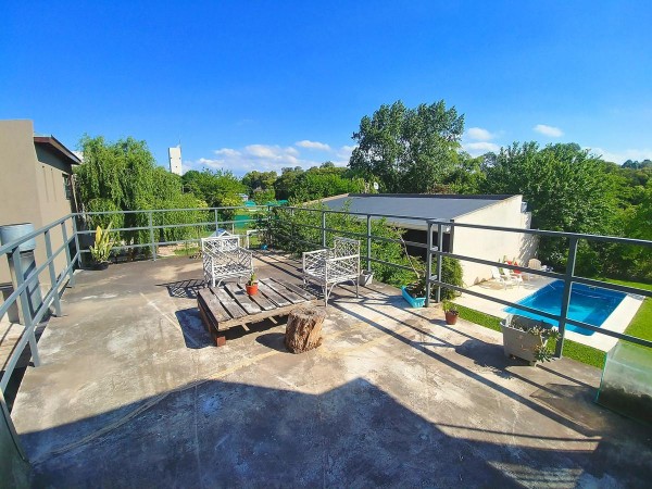 Casa en venta cuatro ambientes con piscina Escobar