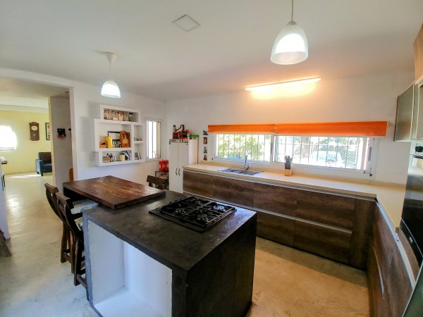 Casa en venta cuatro ambientes con piscina Escobar