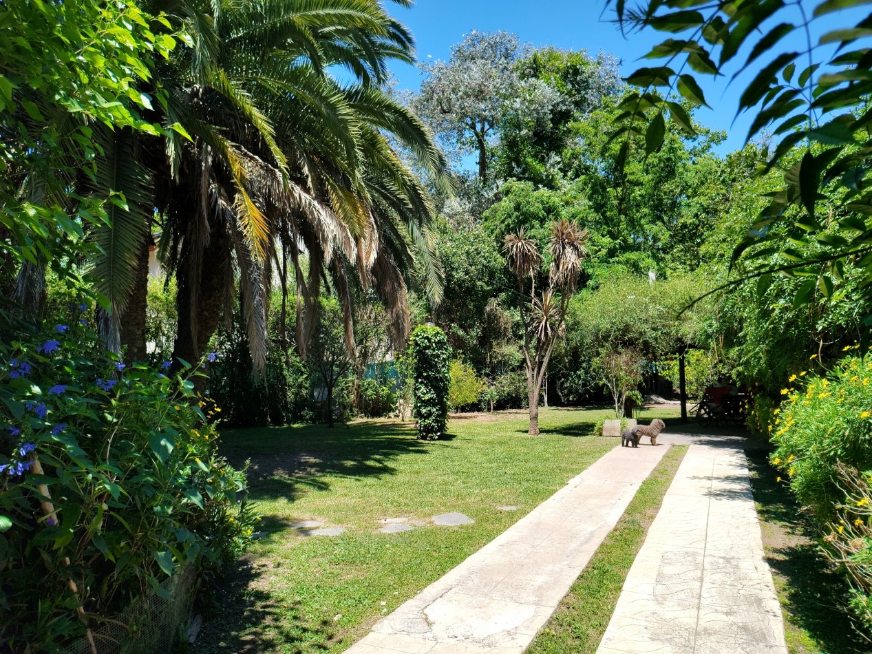 Casa 5 ambientes con piscina a metros de ruta 26. Zona de casas quinta. 