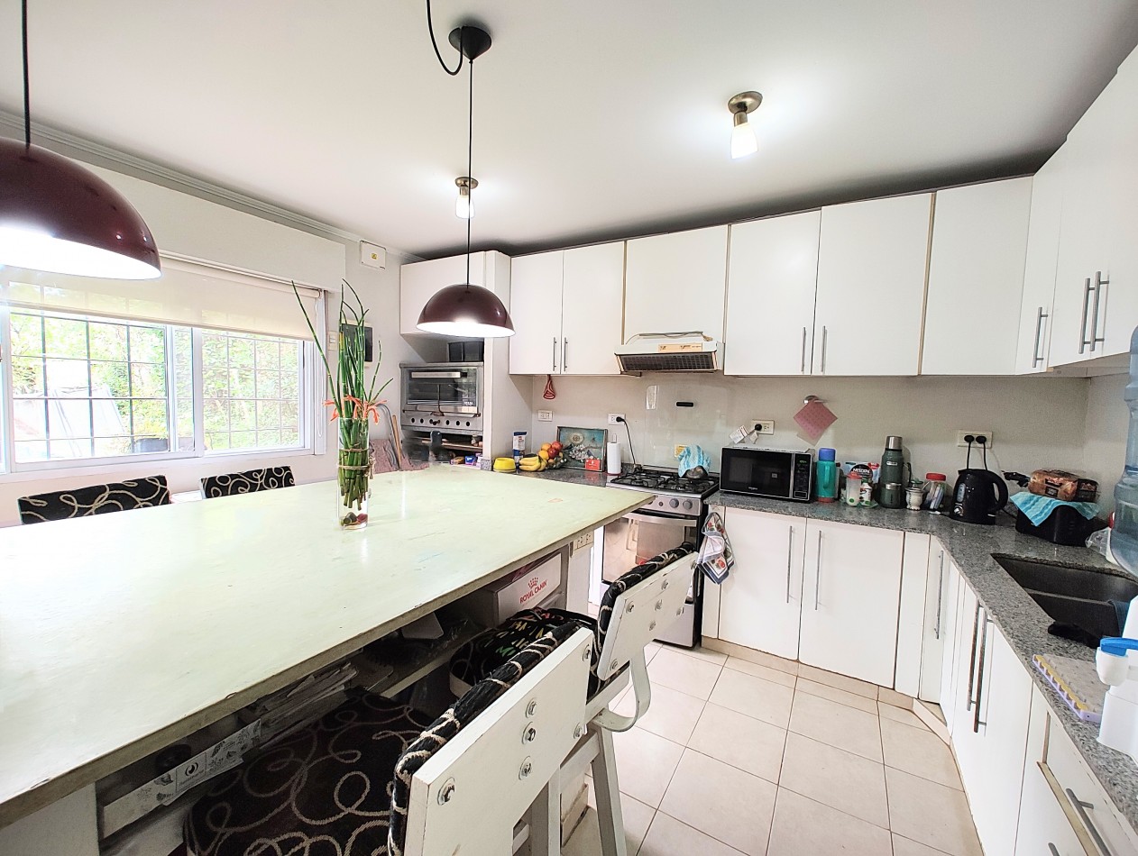 Casa 5 ambientes con piscina a metros de ruta 26. Zona de casas quinta. 