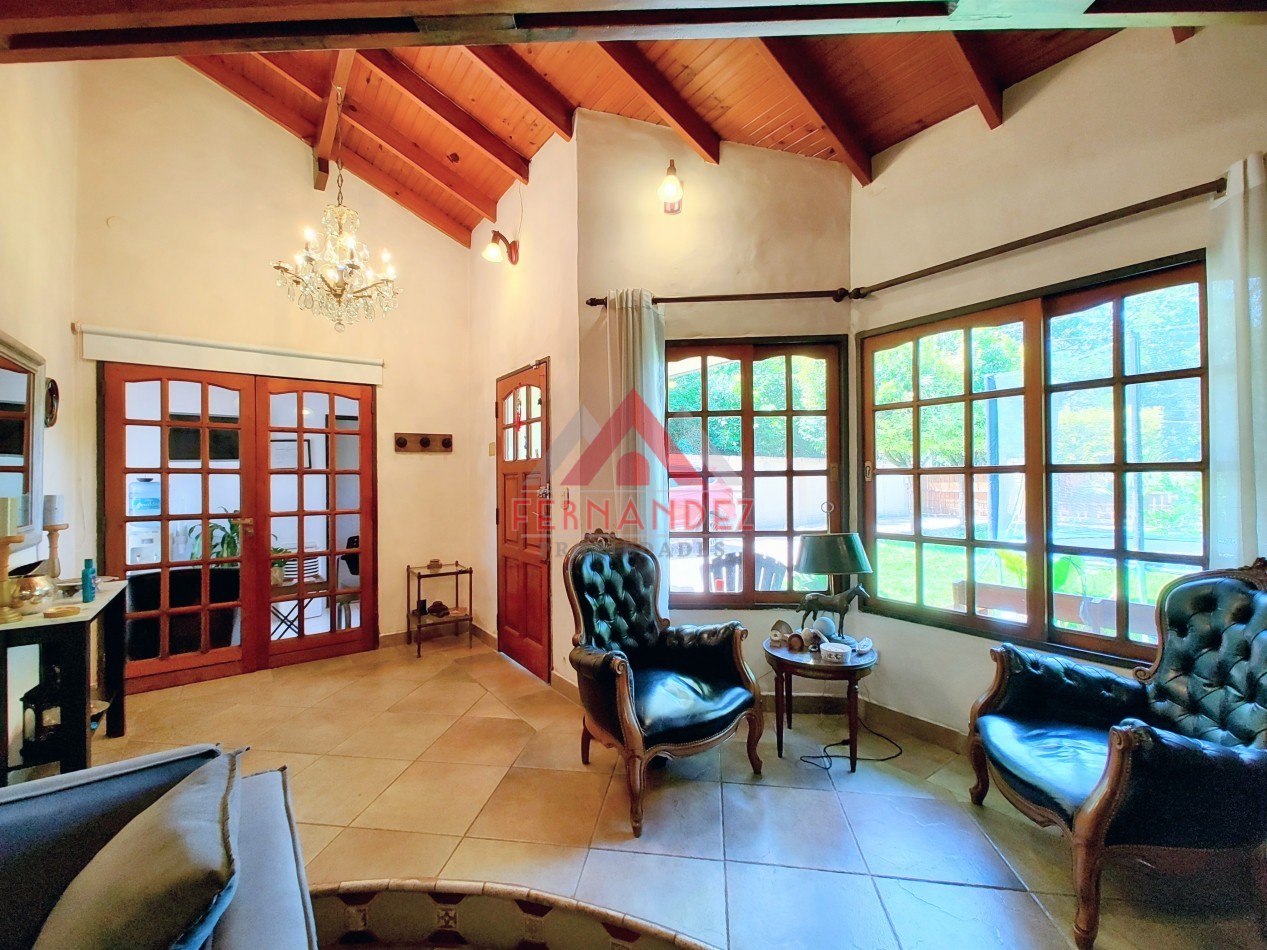 Casa 5 ambientes con piscina