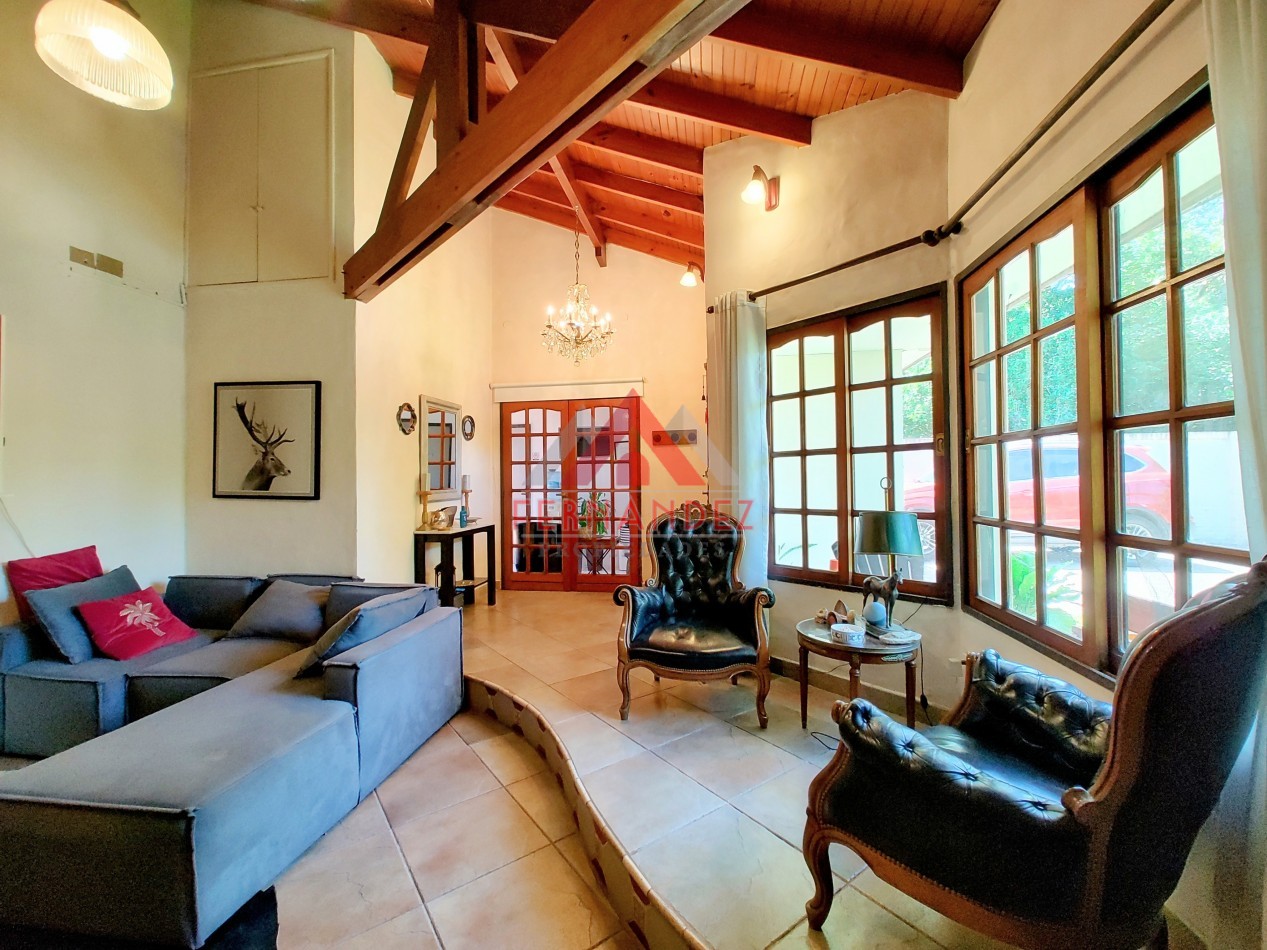 Casa 5 ambientes con piscina